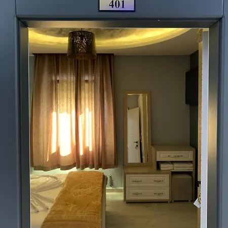 Universi فندق 3*